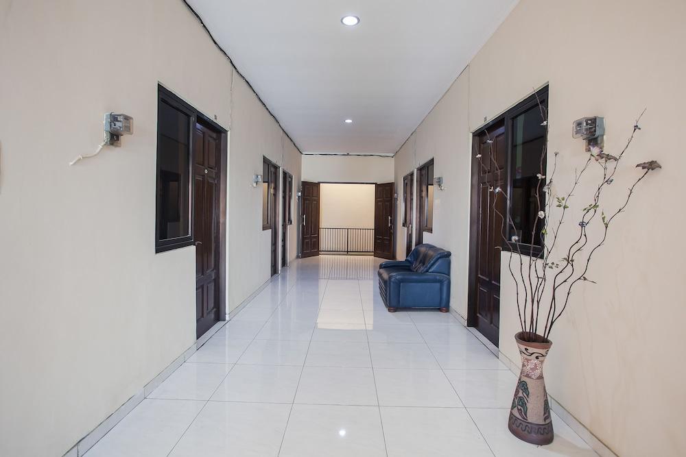 Reddoorz At Graha 99 Simomulyo Surabaya Exterior foto