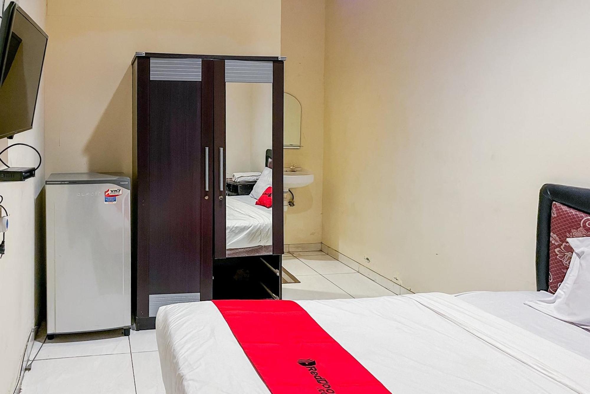 Reddoorz At Graha 99 Simomulyo Surabaya Exterior foto