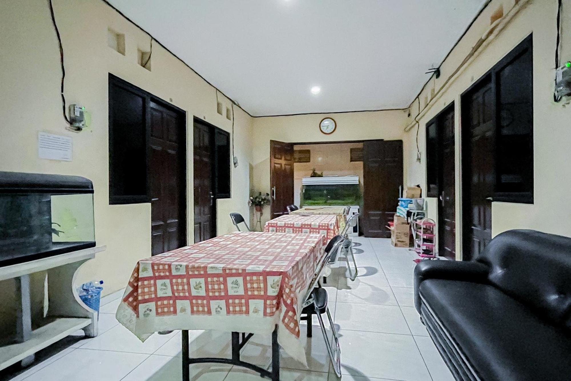 Reddoorz At Graha 99 Simomulyo Surabaya Exterior foto