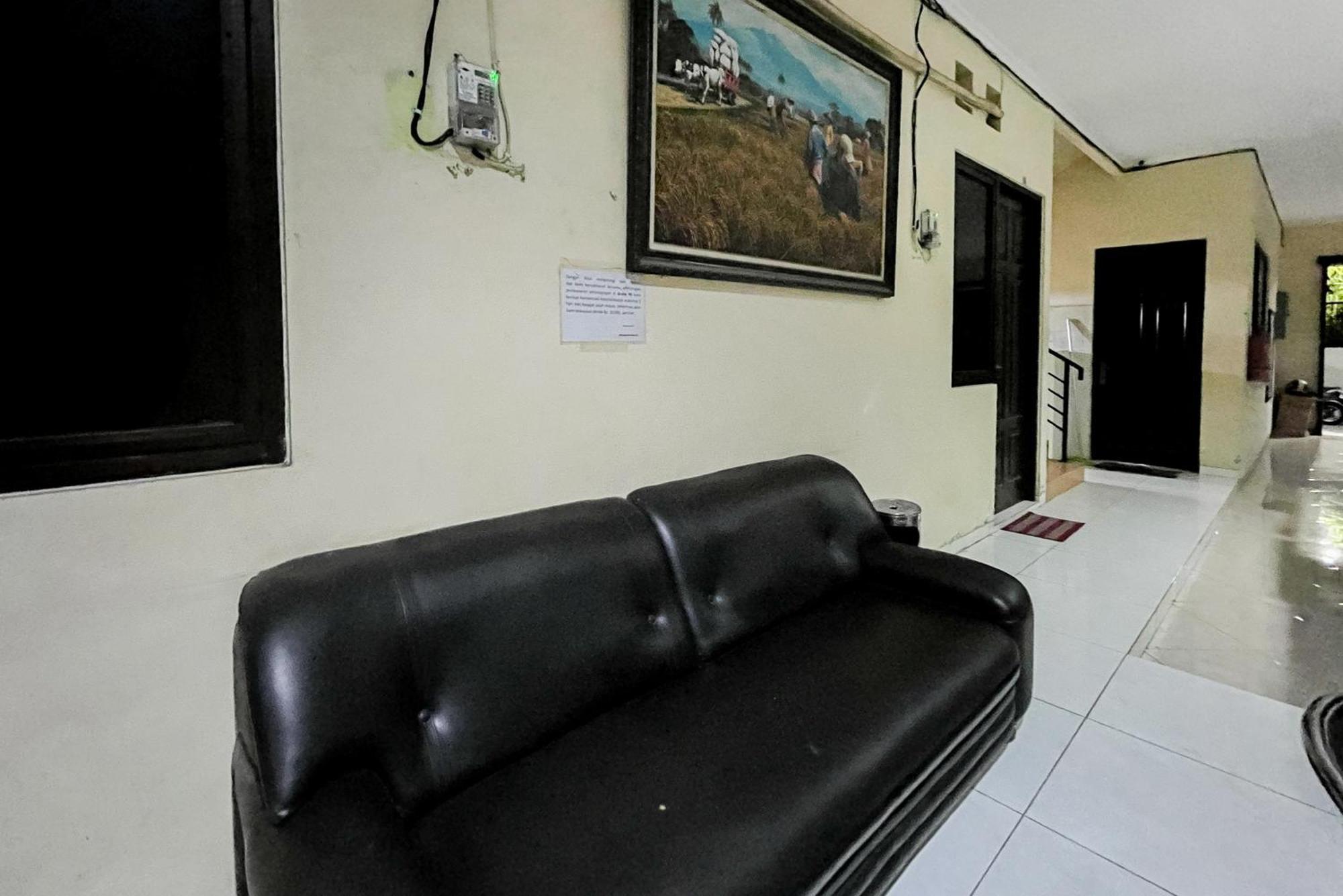 Reddoorz At Graha 99 Simomulyo Surabaya Exterior foto