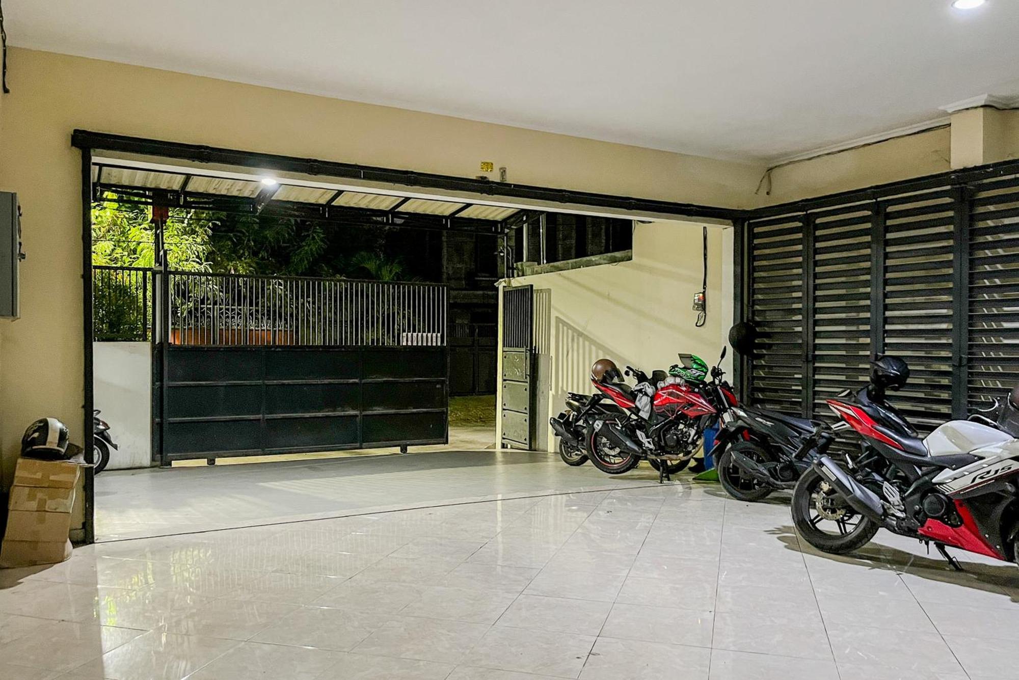 Reddoorz At Graha 99 Simomulyo Surabaya Exterior foto