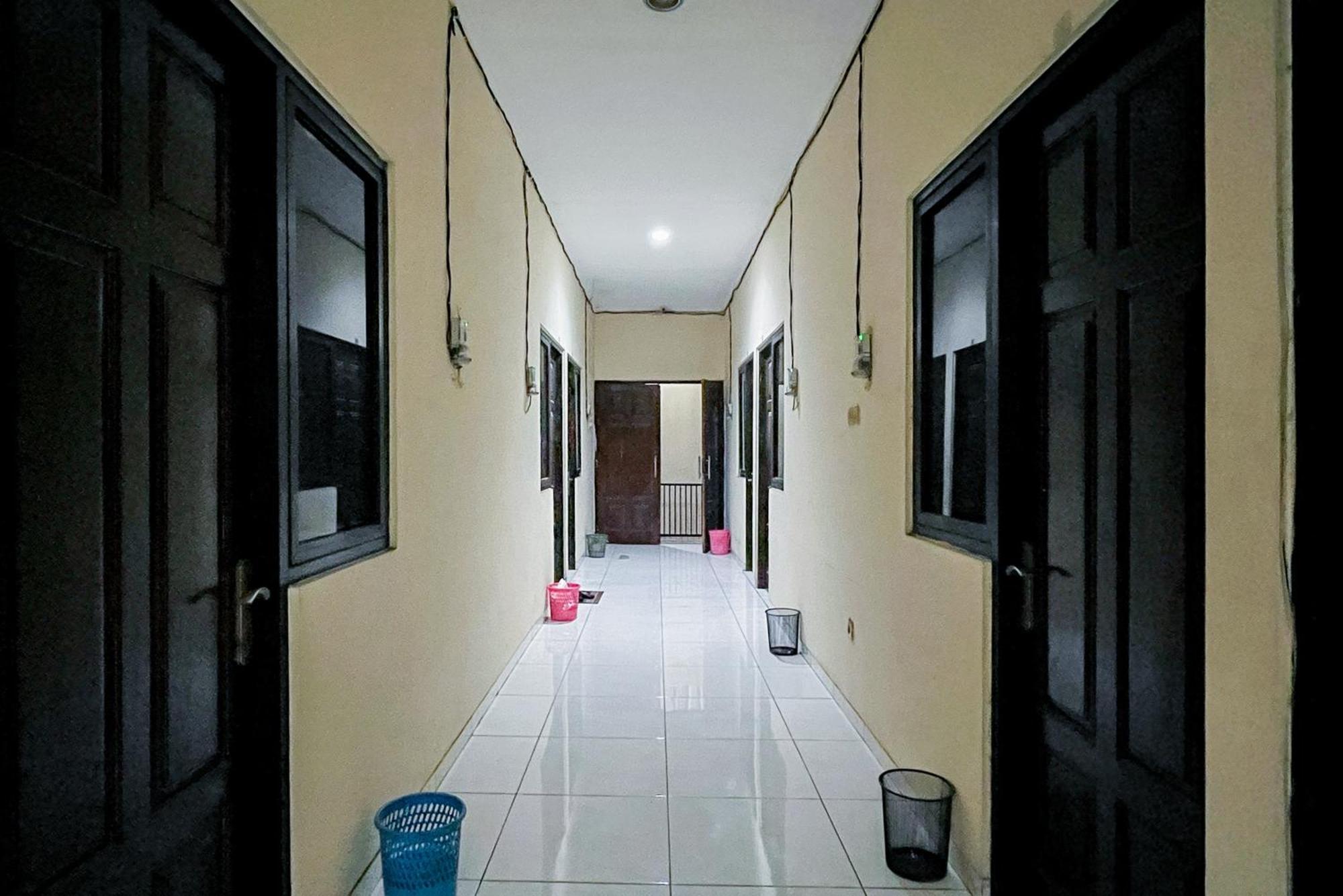 Reddoorz At Graha 99 Simomulyo Surabaya Exterior foto